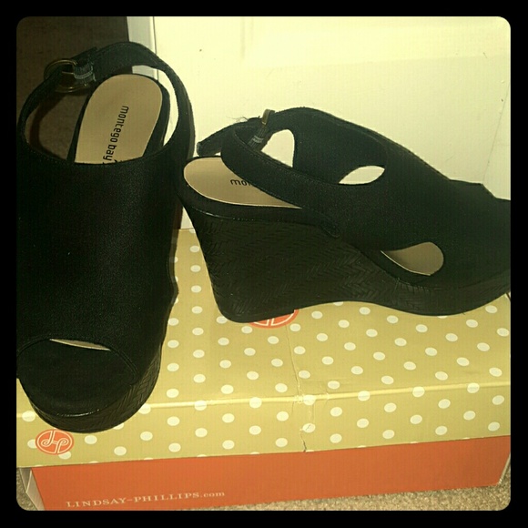 Size 6.5 Montego Bay Club peep toe wedges