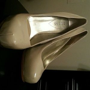 Guess pumps