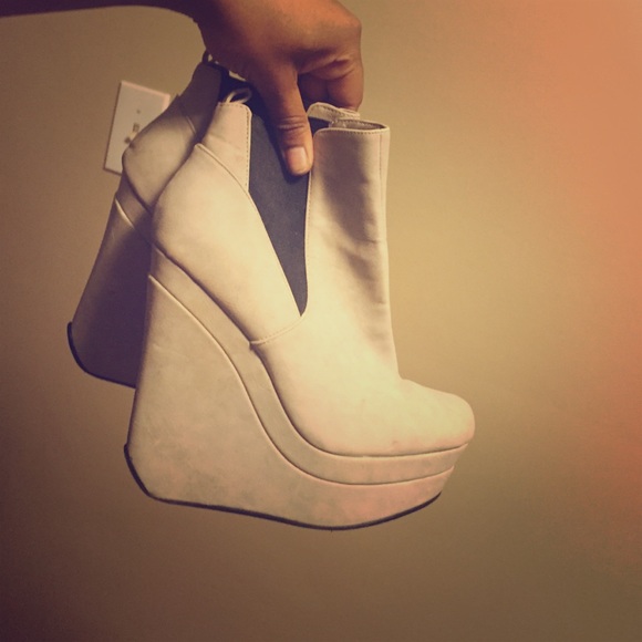 Michael Antonio wedge shoe size 7
