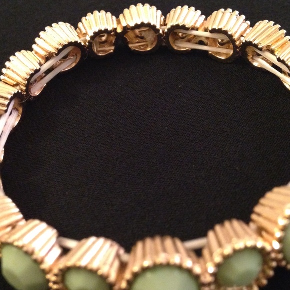 Gold tone elastic bracelet - Picture 3 of 3