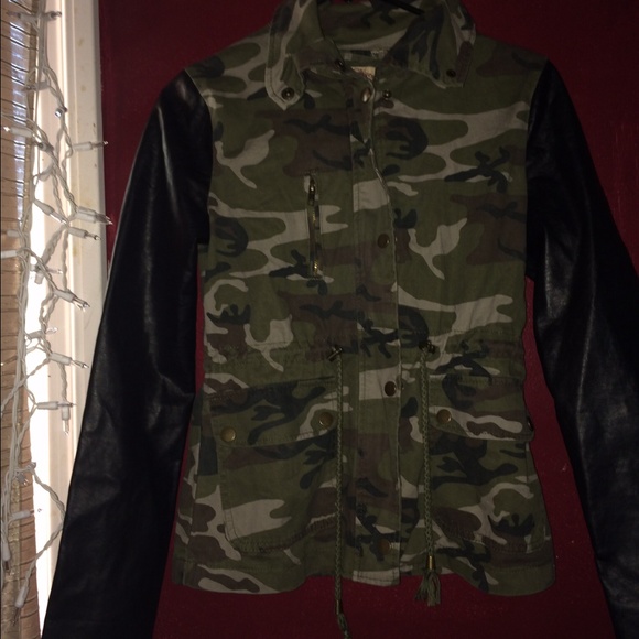Camo utility jacket with leather sleeves