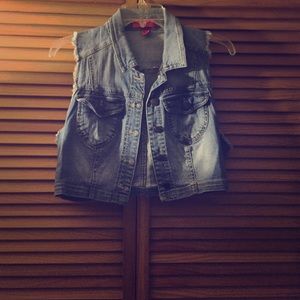 Denim half vest.