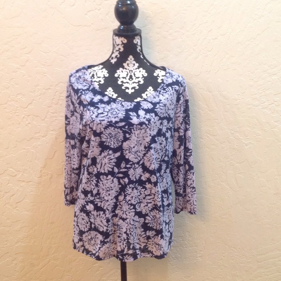 Floral print shirt with 3/4 sleeves and round neck
