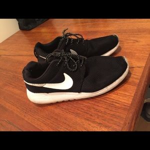 Black and white Nike Roshe