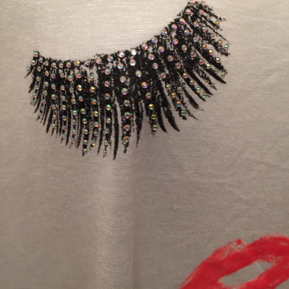 LAST ONE ‼️💋Lips and Eyelashes Graphic Tee - Picture 3 of 4