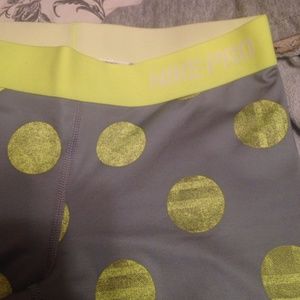 Nike pro crops