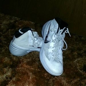 Basketball shoes