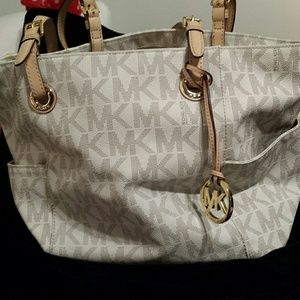 Michael Kors handbag PRICE IS FIRM !!