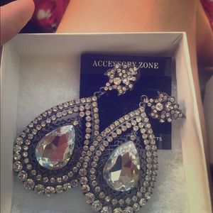 Accessory zone earrings