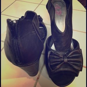 Black Wedges