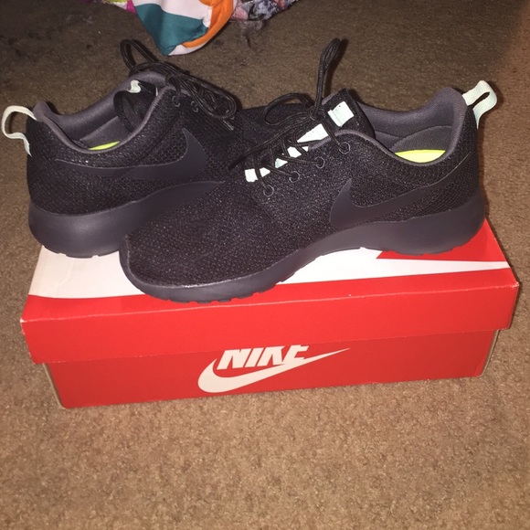 Black Nike Roshe