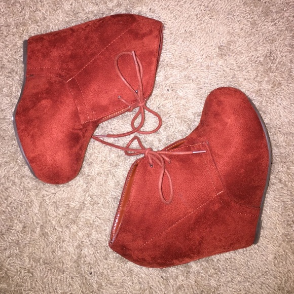 Cute winter booties!! Price negotiable!!! - Picture 1 of 3