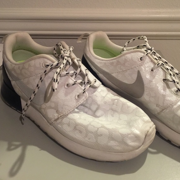Nike cheetah print roshe