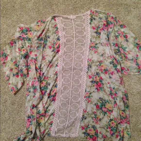 Floral kimono, pink lace on the back