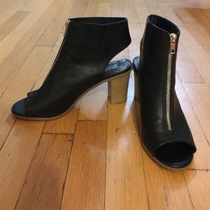 Size 8.5 open toe, open heel zip up shoes.