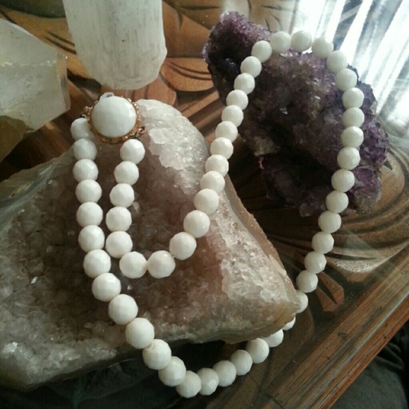 Jewelry - Vintage milk glass necklace