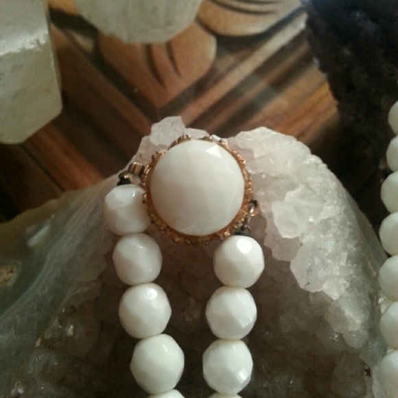 Vintage milk glass necklace - Picture 2 of 2