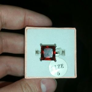 925 STERLING SILVER 8ct. RED GARNET RING Sz 5