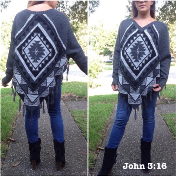SALE🎉Sweater poncho - Picture 2 of 2