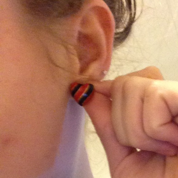 ✨VINTAGE red black & gold heart earrings! ✨ - Picture 3 of 3