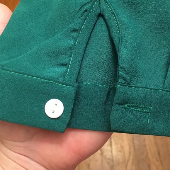 Gorgeous Kelly green top - Picture 2 of 3