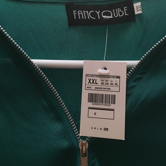 Gorgeous Kelly green top - Picture 3 of 3