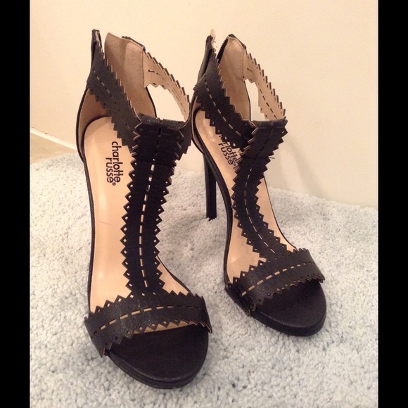 Sexy Black High Heels w/ Ankle Strap. Size 6.