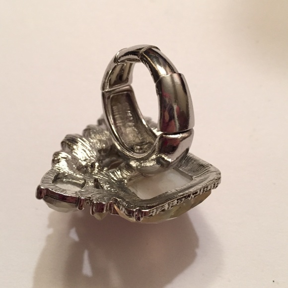 BNWT handmade pearl and crystal statement ring - Picture 5 of 7