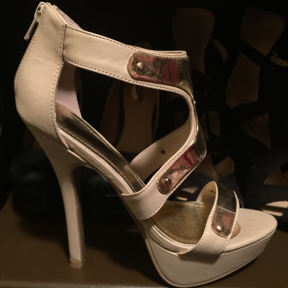 Nude and gold Heels 👠