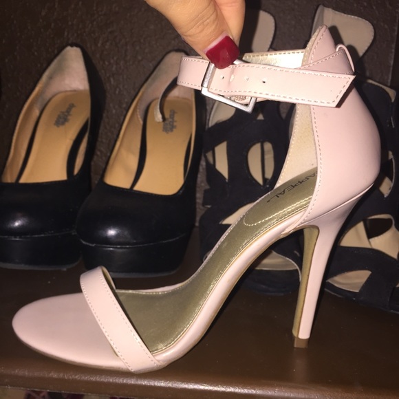 Nude Heels 👠