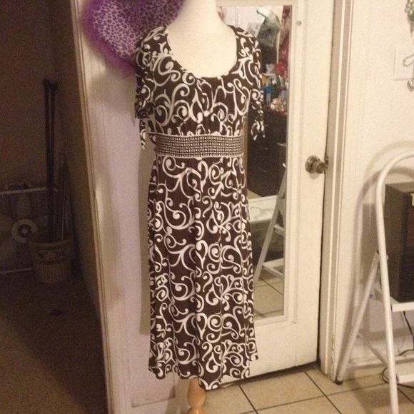 Me tons Bronw and white dress