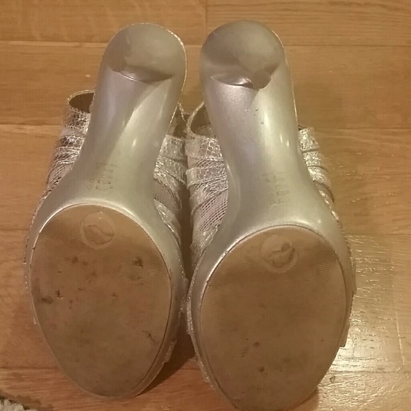 Silver heels - Picture 2 of 3