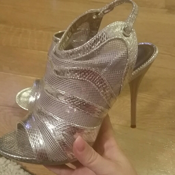Silver heels - Picture 3 of 3
