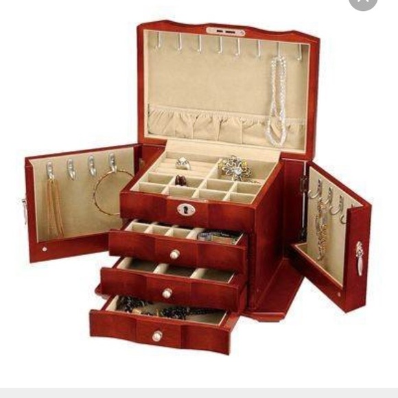 Looking for jewerly box, willing to trade