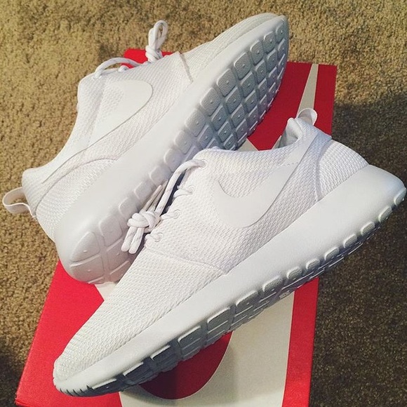 Nike Shoes - Nike Roshe sneakers women's 8