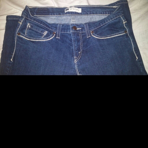 Dark Wash Levi Jeans - Picture 3 of 4