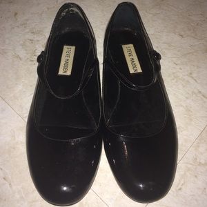 Steve Madden black flats with strap