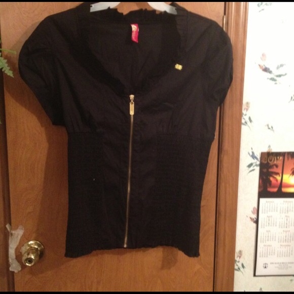 Black shirt. Apple Bottom