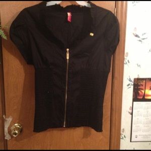 Black shirt. Apple Bottom