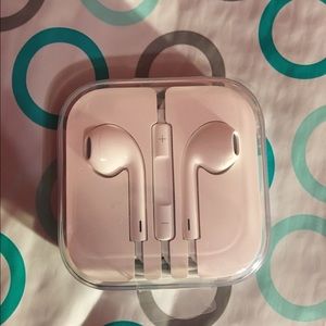NEW apple earphones