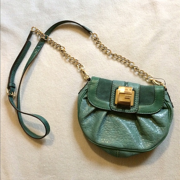 🎉3/20 HOST PICK🎉 Guess Chain Cross Body
