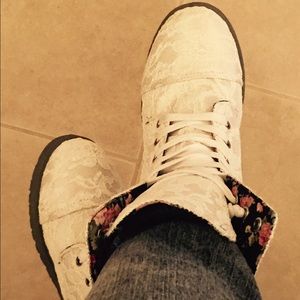 Ivory Lace lace-up boots with floral lining