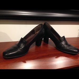Naturalizer black loafer pumps