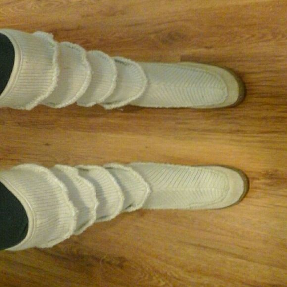 LAST CHANCE Light grey suede and fabric boots
