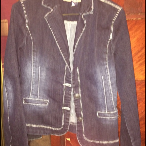 Dark washed denim jacket!