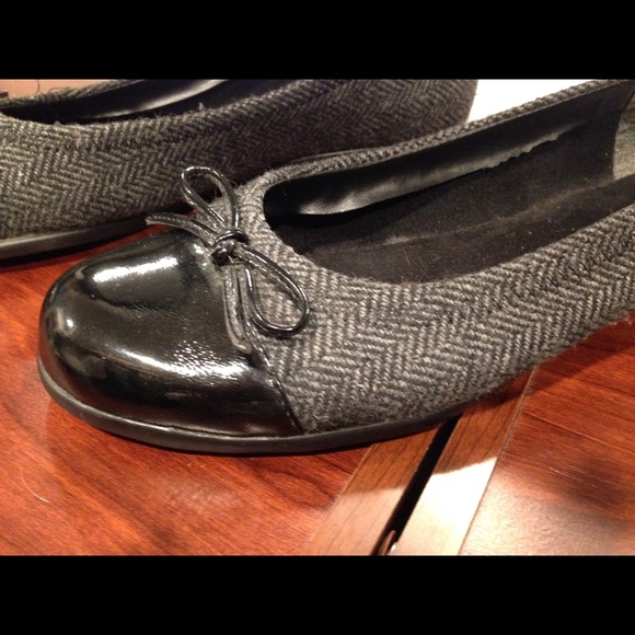 No brand, size 8.5 flats.