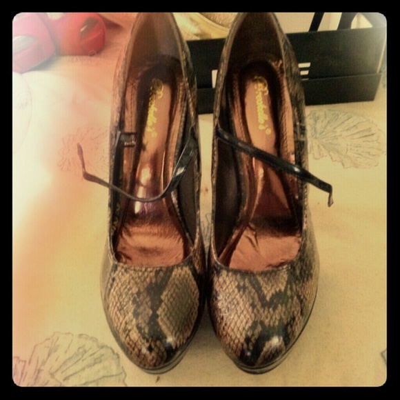 High heel pumps