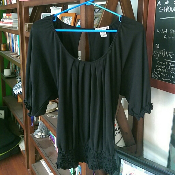 Interesting casual top. - Picture 1 of 1