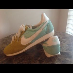 Nike Tennis Shoes