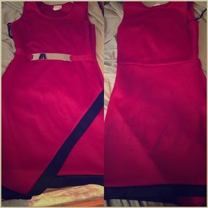 Red/ black low cross stripe. Gold belt.